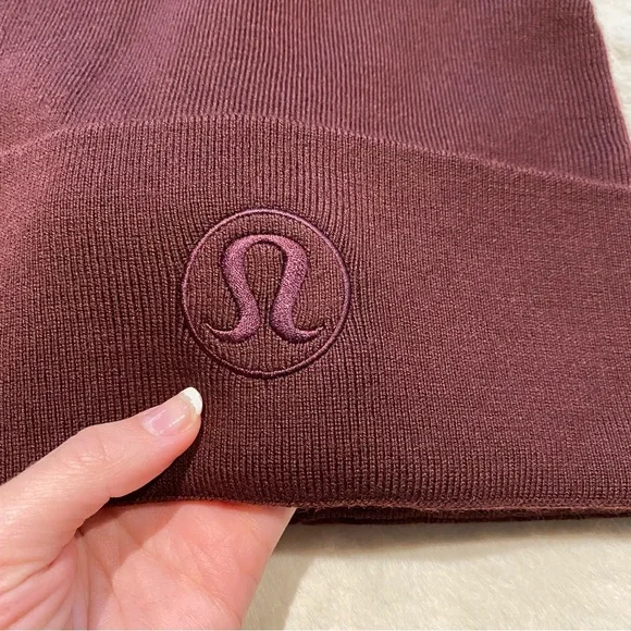 NWT(L/XL) Lululemon Warm Revelation Beanie Cassis Maroon Winter Hat Merino Wool - Picture 7 of 15
